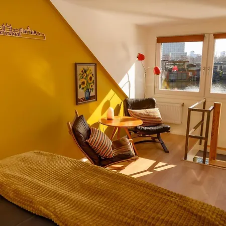 Houseboat With Canalview And Free Bikes 3*