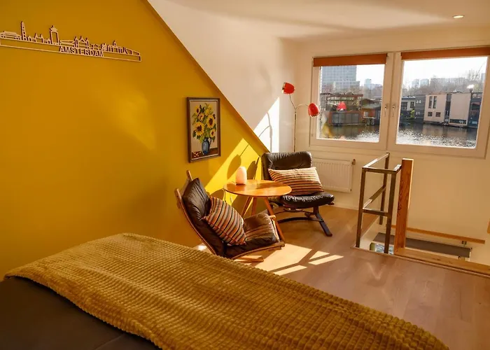 Houseboat With Canalview And Free Bikes 3*