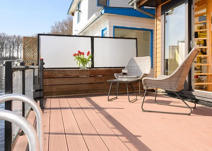 Houseboat With Canalview And Free Bikes 3*